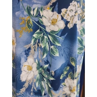 Bluzka niebieska z lejącym dekoltem typu woda - białe kwiaty